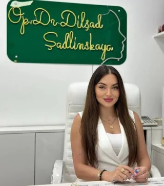 Op. Dr. Dilşad Şadlinskaya kabinetində, adı yazılmış yaşıl lövhənin altında